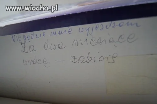Napis na pudełku zostawionym pod Schroniskiem