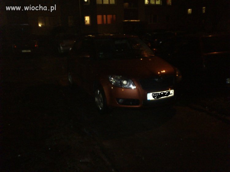 Kretyn zaparkował na środku chodnika