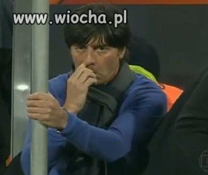 Trener dłubie w nosie