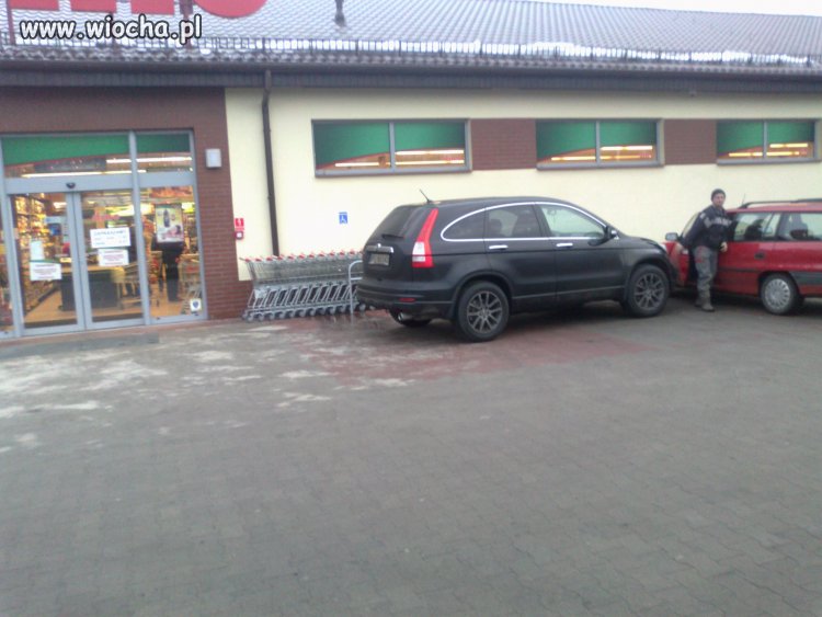 Wiocha przed Marketem 