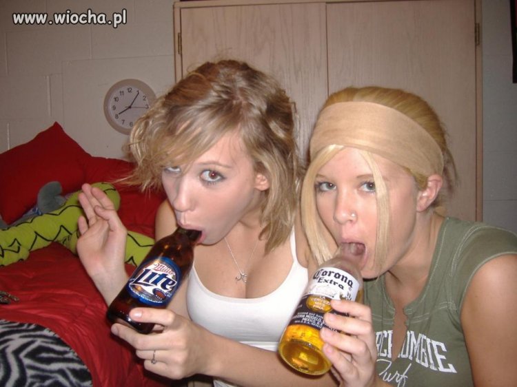 Blondynki piją piwo