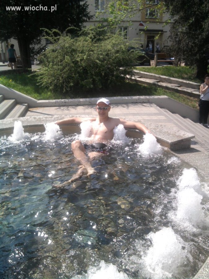 Relaks w miejskiej fontannie