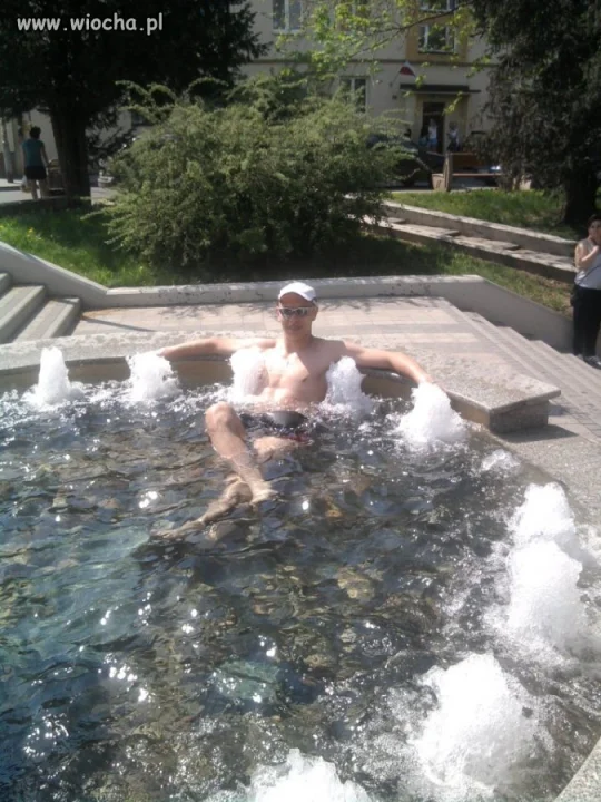 Relaks w miejskiej fontannie