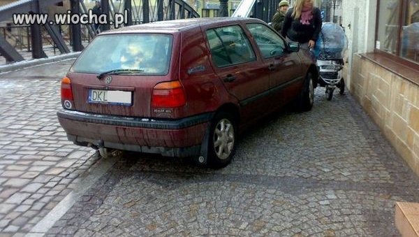 To sobie zaparkuję na chodniku..