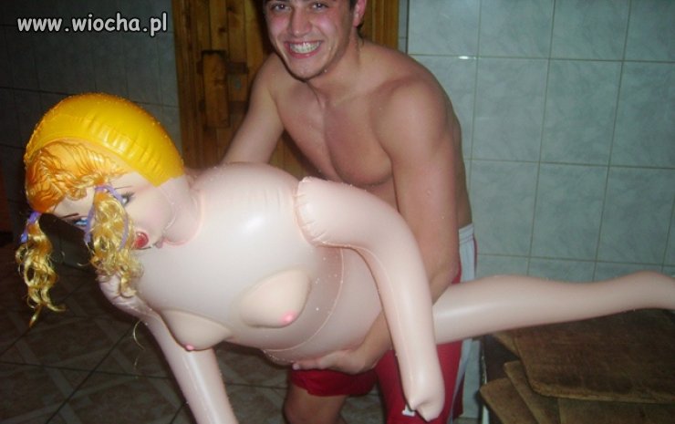 ładne kucyki ma ta blondyna...