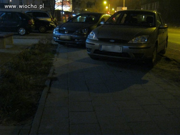 A ciemną nocą gwoździe po maskach chroboczą...