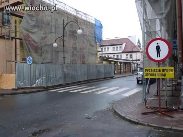 Polska...Przejście drugą stroną ulicy...