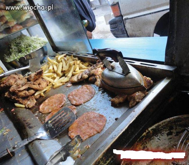 Tak się robi jedzenie w budzie