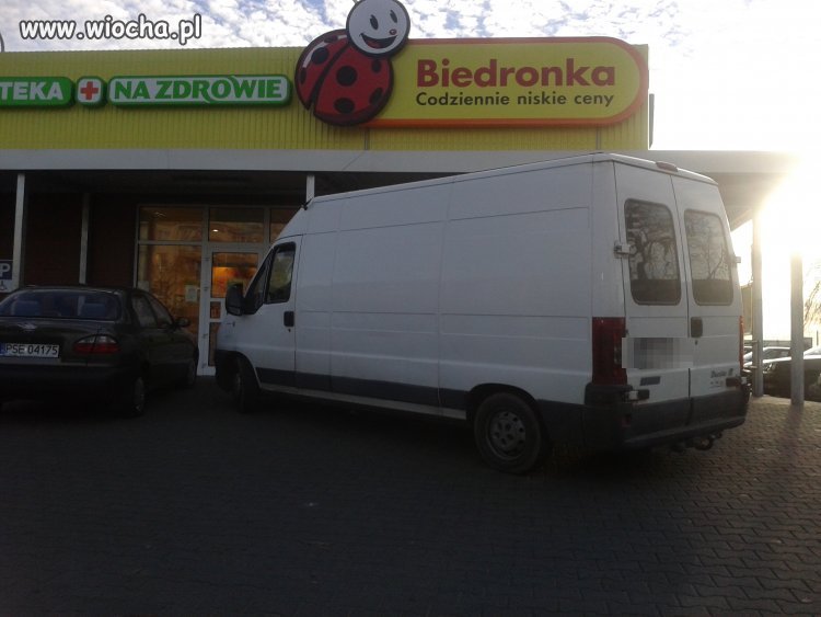 Zastawił całe wejście i poszedł po piwo.. 