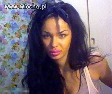 Rozczochrana brunetka