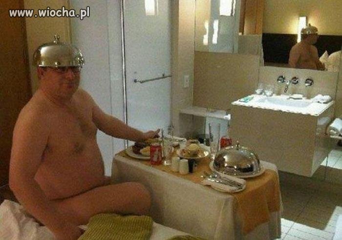 Hotelowy "miszcz" gołej klaty