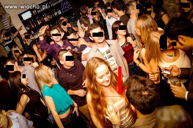 Może postawi jej teraz drinka...