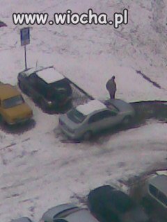 Facet ma 2 auta, jednym stoi na miejscu dla