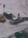 Facet ma 2 auta, jednym stoi na miejscu dla