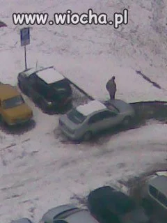 Facet ma 2 auta, jednym stoi na miejscu dla