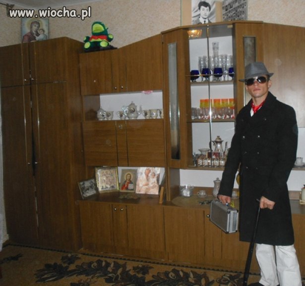 Gentelman ... okularki w mieszkaniu..