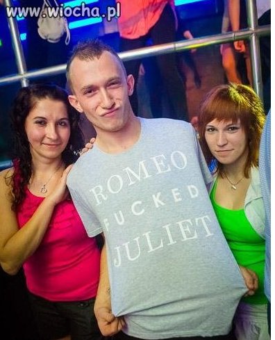 Typowy Romeo i jego dwie Julie ku jego boku
