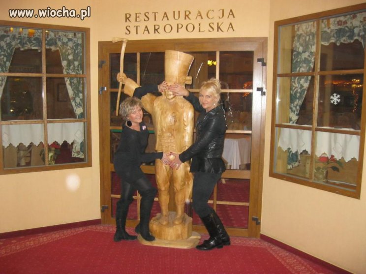 Zabawa starszych pań...