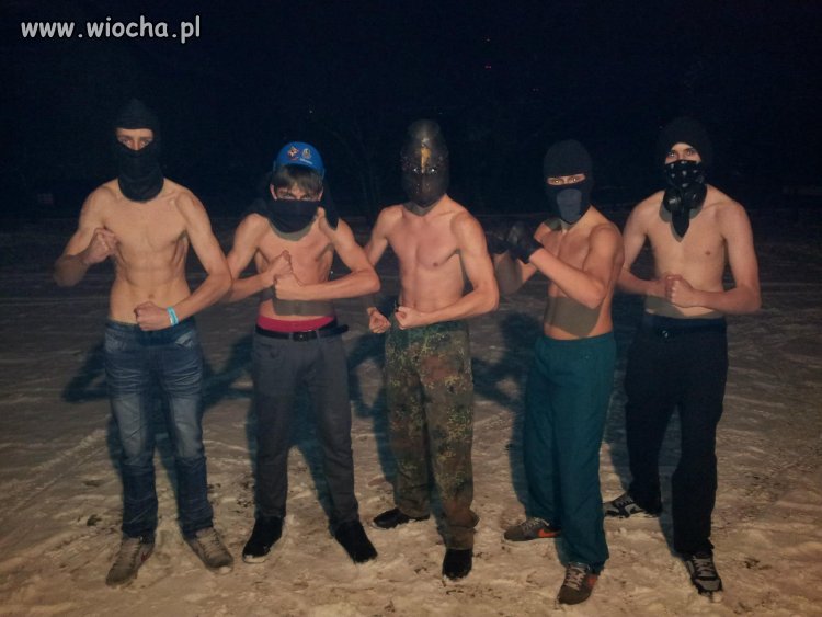 Widać, że chłopakom  się nudzi...