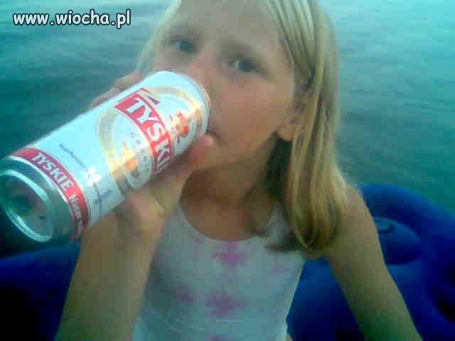 Ona ma 7 lat i już pije piwo