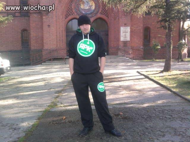 Dresik na tle kościoła 