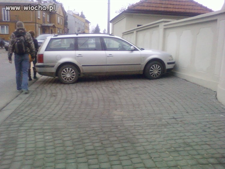Dziewczyna parkuje na chodniku!! Ale zobacz jak !