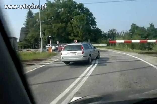 Szczyt debilizmu..wjeżdżanie na opuszczone rogatki