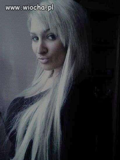 Kolejny utleniony blond i kolejny dzióbek 