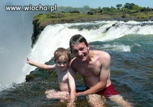 Fotka przy wodospadzie.