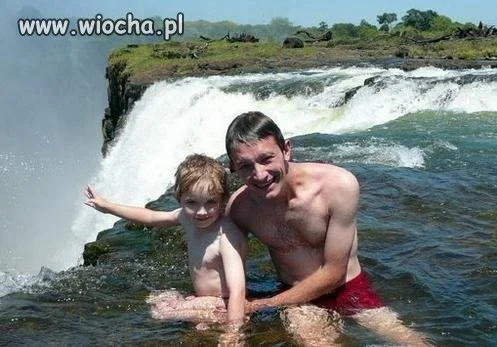 Fotka przy wodospadzie.