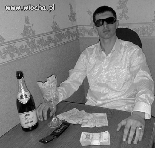 Full lans wieśniaka: szampan, w kieliszku kasiora