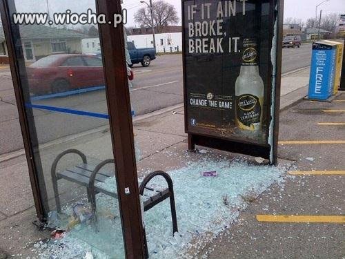 Jak można tak bez skrupułów zniszczyć własność publiczną...