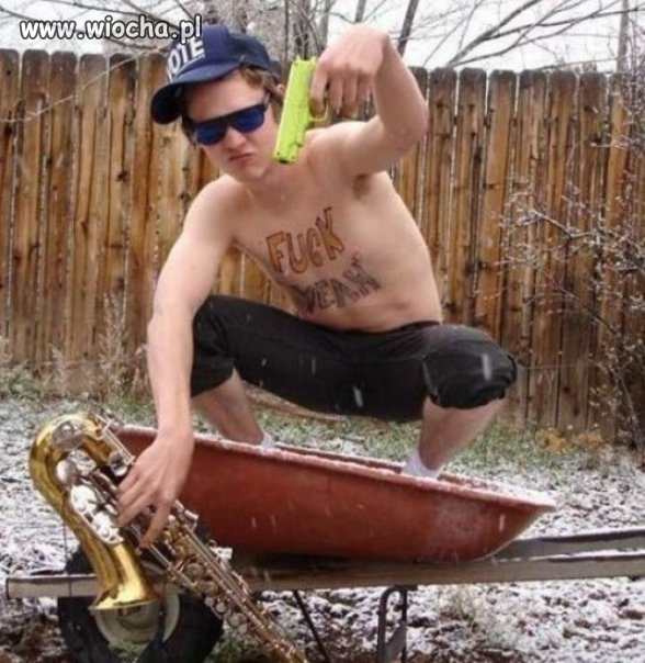 Wiejski grający gangster na taczce 