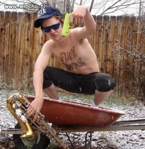 Wiejski grający gangster na taczce 