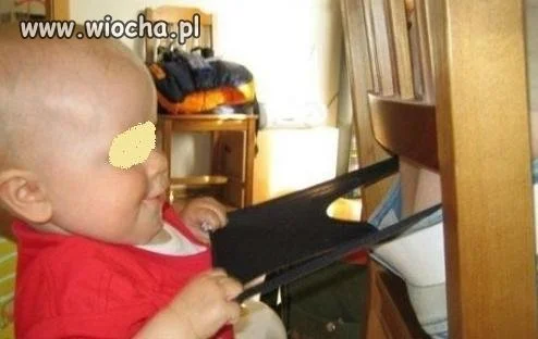 Naciąganie majtek mamy.