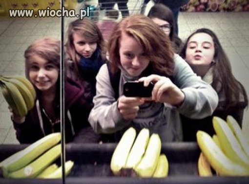 Zdjęcie w lustrze w alejce z bananami.. 