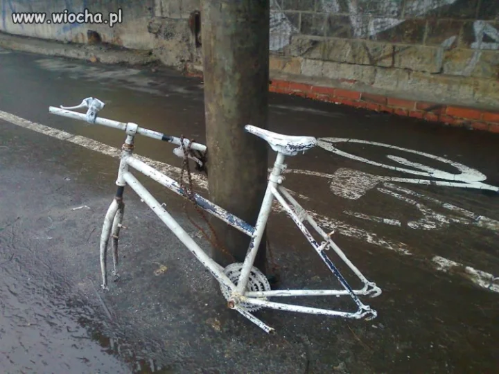 Okradziony z kół "Ghost Bike" 