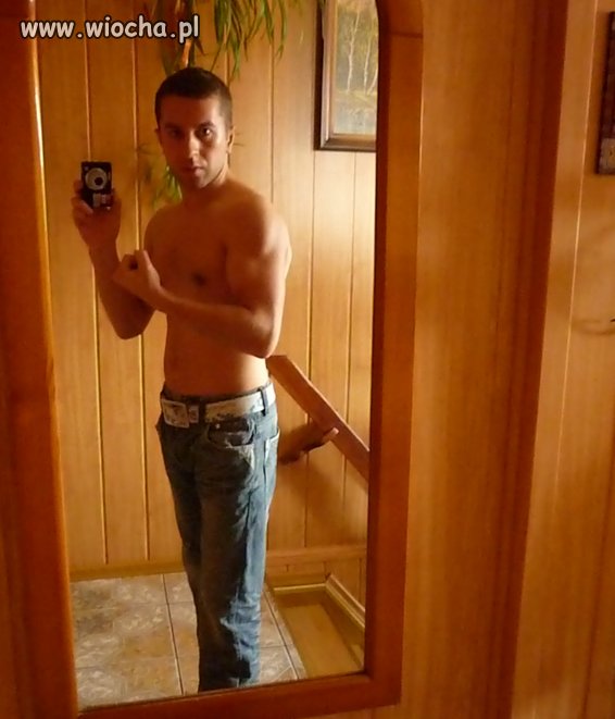 Samojebka przed lustrem i do tego napinka