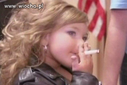 "Mała piękność"..Dziewczynka 4 latka, a już pali..