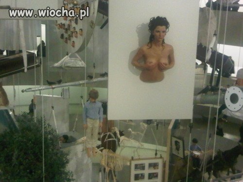 Nowa sztuka z wiszącym dzieckiem