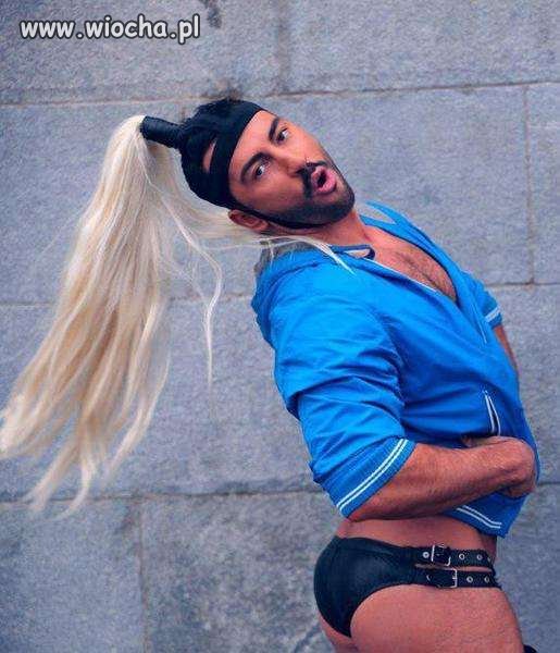 Piękna lady z grzywą blond