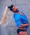 Piękna lady z grzywą blond