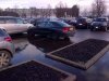 Na zewnątrz długa kolejka na pełny parking...