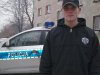 Zdjęcie w bluzie JP obok radiowozu..