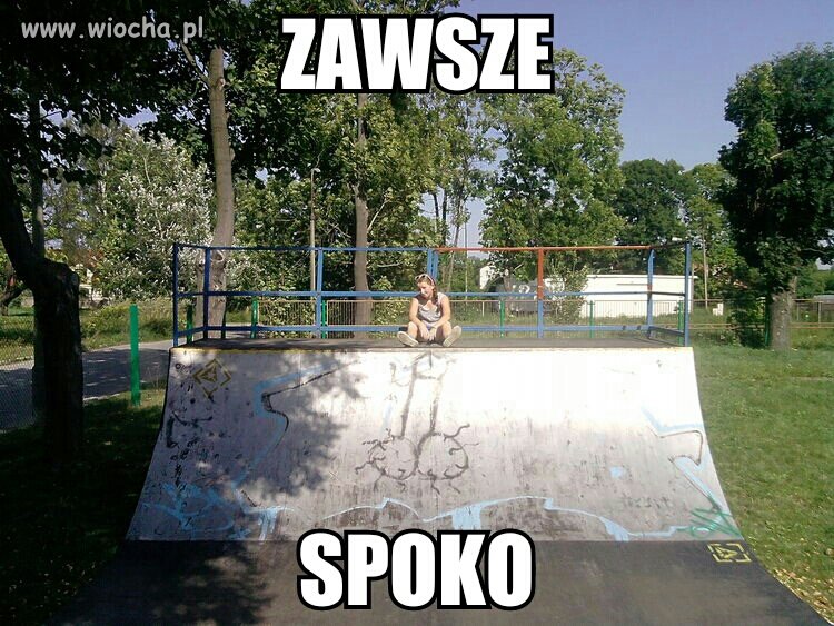 13-latka lansuje się w skate parku. 