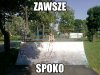 13-latka lansuje się w skate parku. 