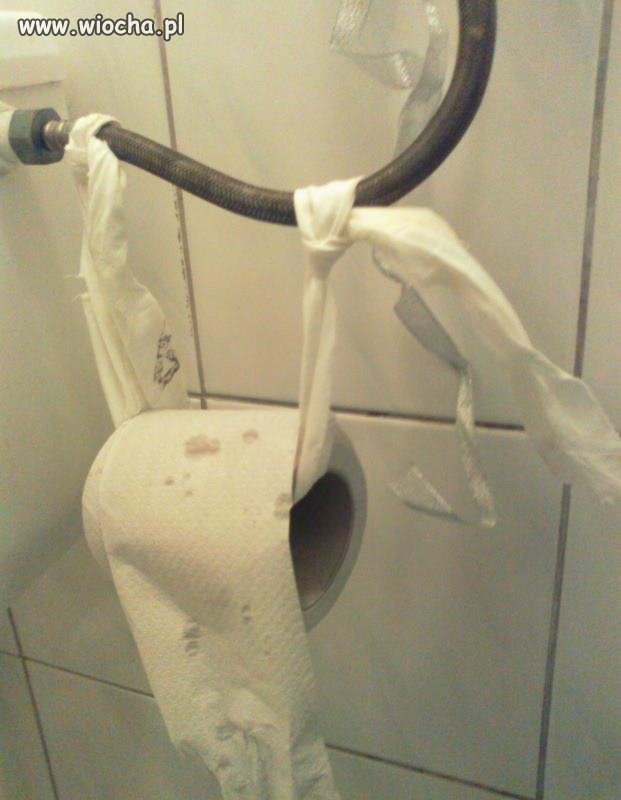 Toaleta w szkole i stylowy uchwyt na papier 