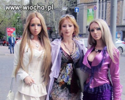 Kobiety ''przerobione'' na lalki barbie.