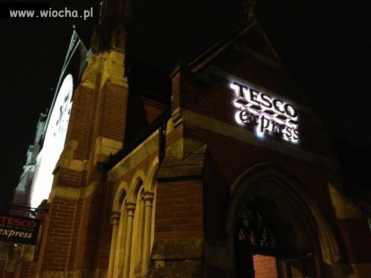 Anglia.Kościół przerobiony na TESCO