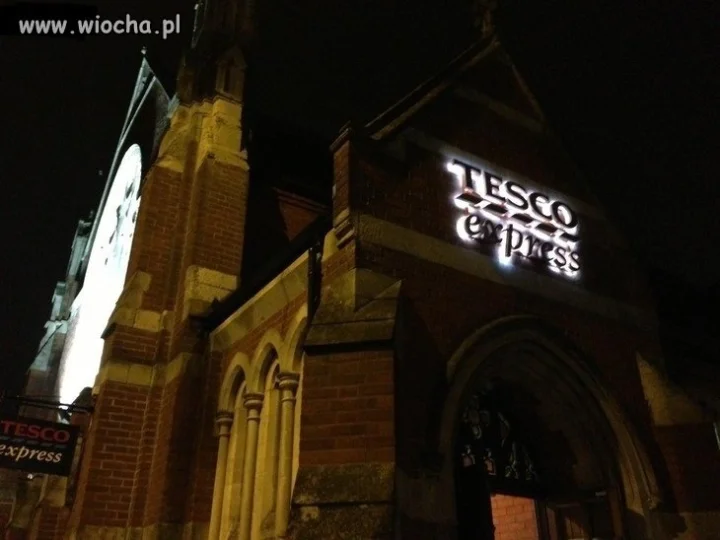 Anglia.Kościół przerobiony na TESCO